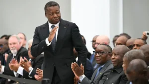 Ni la Russie ni la France : un pays d’Afrique de l’Ouest sur un fil diplomatique.